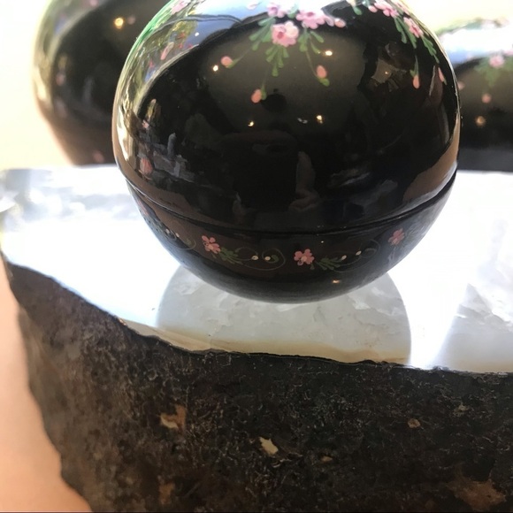 Vintage Black lacquer Nesting Boxes, Hand Painted, Set of Three - Picture 11 of 12